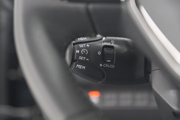 Peugeot 208 PureTech 100 EAT8 Active Pack | Parkeersensoren | Apple Carplay | Airco