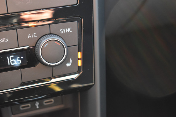 Volkswagen T-Cross 1.0 TSI Life Automaat Stoelverwarming | CarPlay | Achteruitrijcamera | Adaptieve Cruise control | DAB radio | Parkeersensoren | btw auto prijs inclusief btw!