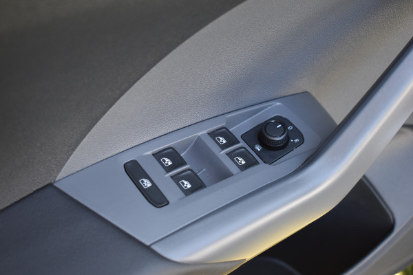 Volkswagen T-Cross 1.0 TSI Life Automaat Stoelverwarming | CarPlay | Achteruitrijcamera | Adaptieve Cruise control | DAB radio | Parkeersensoren | btw auto prijs inclusief btw!