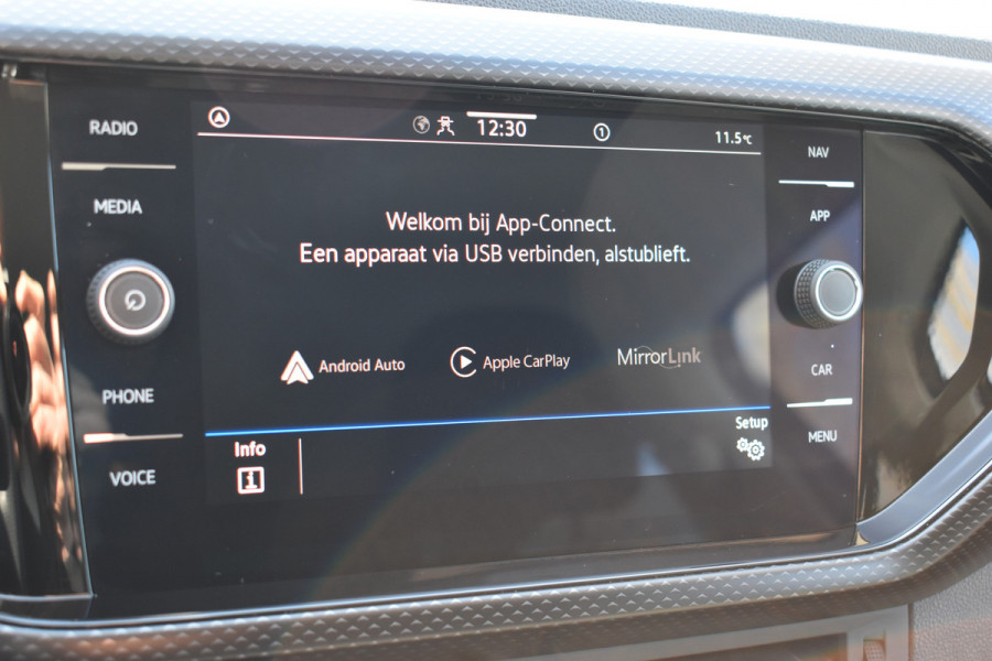 Volkswagen T-Cross 1.0 TSI Life Automaat Stoelverwarming | CarPlay | Achteruitrijcamera | Adaptieve Cruise control | DAB radio | Parkeersensoren | btw auto prijs inclusief btw!