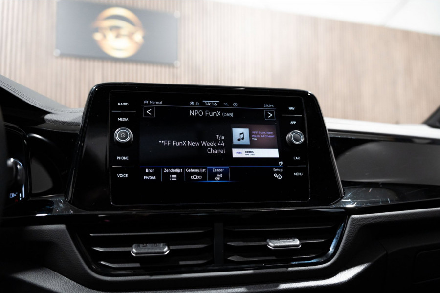 Volkswagen T-Roc 1.5 TSI R-Line IQ DSG PANO CAMERA