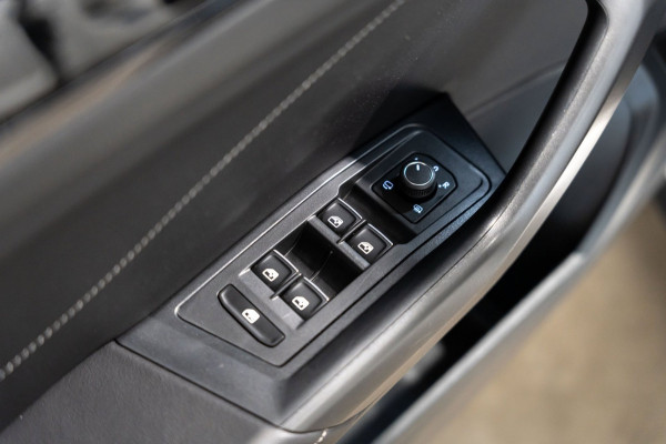 Volkswagen T-Roc 1.5 TSI R-Line IQ DSG PANO CAMERA