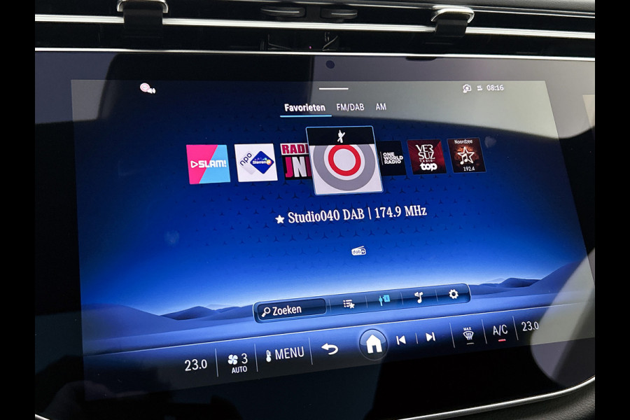 Mercedes-Benz E-Klasse 300 e AMG Plug-In Hybride AMG Line | Panoramadak | Widescreen Dashboard | Burmester® 4D surround sound system | Digil Licht. MB-paasweekend