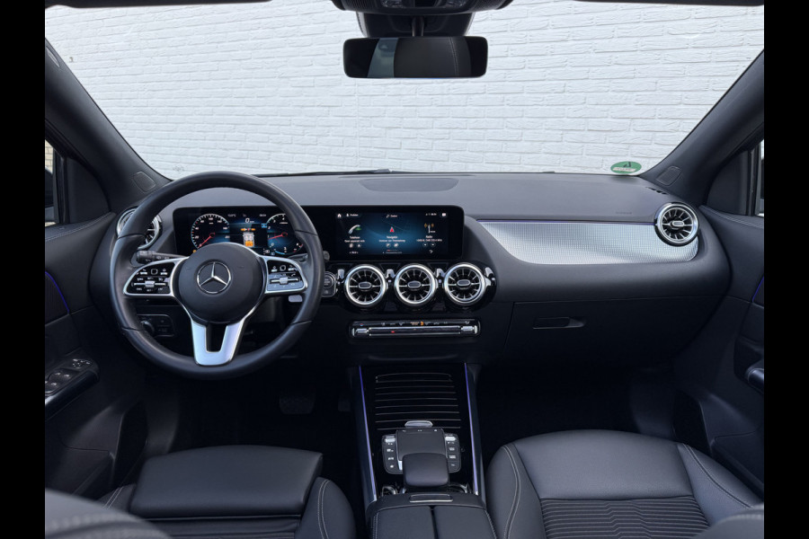 Mercedes-Benz GLA 200 Luxury Line | Trekhaak | Pano | Ambient Light | Camera | 18 inch