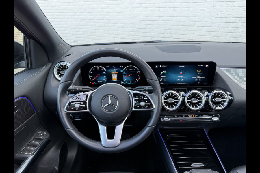 Mercedes-Benz GLA 200 Luxury Line | Trekhaak | Pano | Ambient Light | Camera | 18 inch