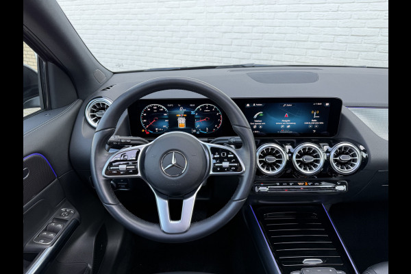 Mercedes-Benz GLA 200 Luxury Line | Trekhaak | Pano | Ambient Light | Camera | 18 inch