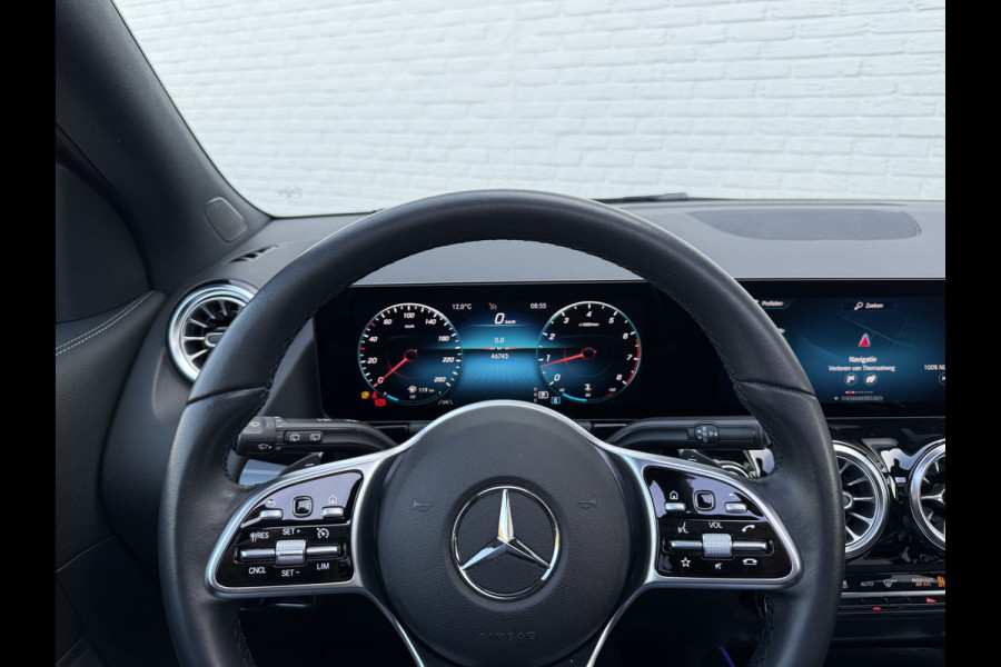 Mercedes-Benz GLA 200 Luxury Line | Trekhaak | Pano | Ambient Light | Camera | 18 inch