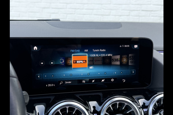 Mercedes-Benz GLA 200 Luxury Line | Trekhaak | Pano | Ambient Light | Camera | 18 inch