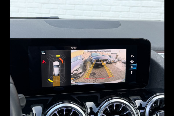 Mercedes-Benz GLA 200 Luxury Line | Trekhaak | Pano | Ambient Light | Camera | 18 inch