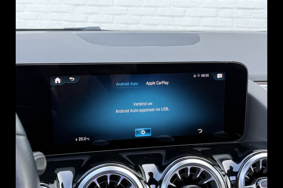 Mercedes-Benz GLA 200 Luxury Line | Trekhaak | Pano | Ambient Light | Camera | 18 inch