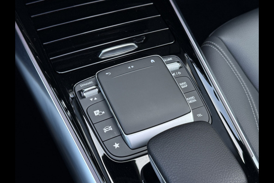 Mercedes-Benz GLA 200 Luxury Line | Trekhaak | Pano | Ambient Light | Camera | 18 inch