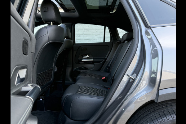 Mercedes-Benz GLA 200 Luxury Line | Trekhaak | Pano | Ambient Light | Camera | 18 inch