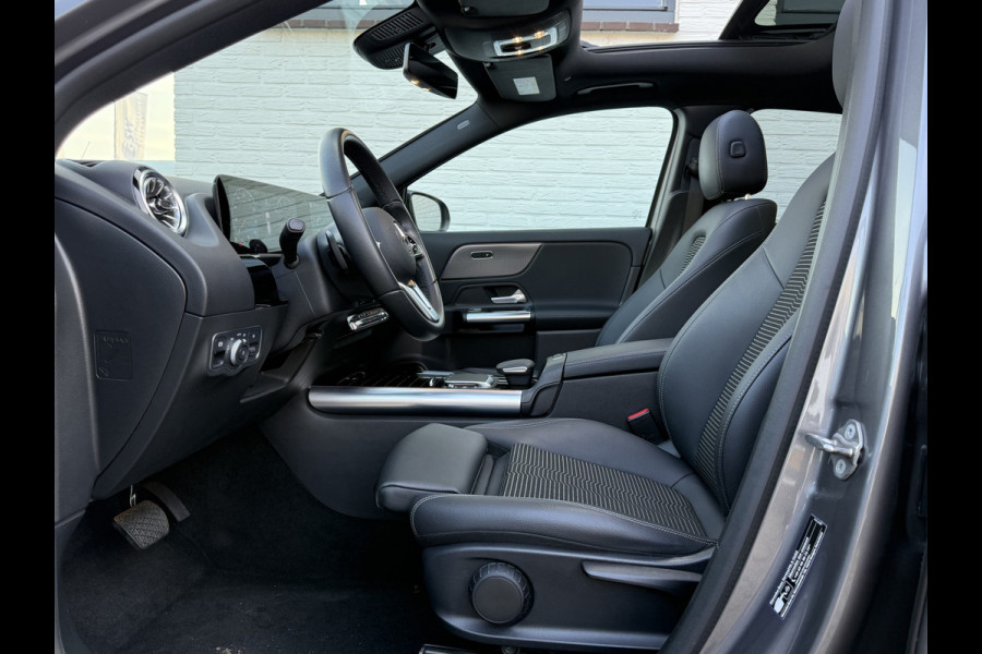 Mercedes-Benz GLA 200 Luxury Line | Trekhaak | Pano | Ambient Light | Camera | 18 inch