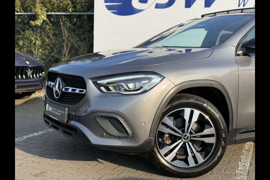 Mercedes-Benz GLA 200 Luxury Line | Trekhaak | Pano | Ambient Light | Camera | 18 inch