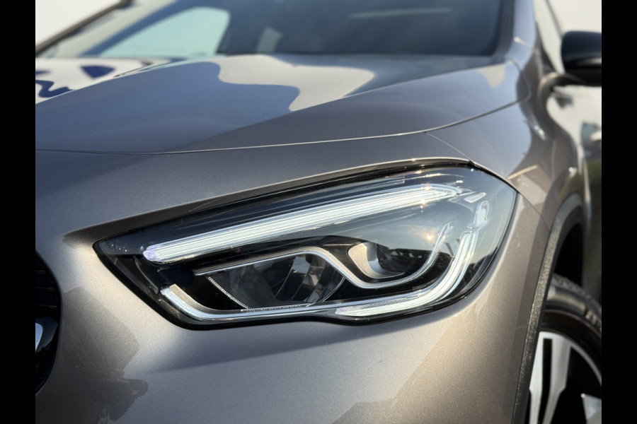 Mercedes-Benz GLA 200 Luxury Line | Trekhaak | Pano | Ambient Light | Camera | 18 inch