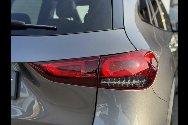 Mercedes-Benz GLA 200 Luxury Line | Trekhaak | Pano | Ambient Light | Camera | 18 inch