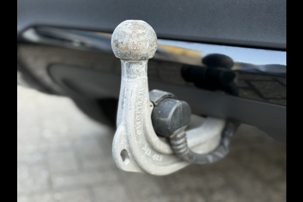 Mercedes-Benz GLA 200 Luxury Line | Trekhaak | Pano | Ambient Light | Camera | 18 inch