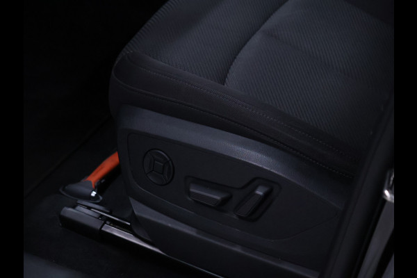 Audi e-tron 55 quattro Business edition 95 kWh [LUCHTVERING, MEMORY SEATS, CRUISE CONTROL, BLUETOOTH TELEFOON, ACHTERUITRIJCAMERA, PDC V+A, STOELVERWARMING, NIEUWSTAAT]