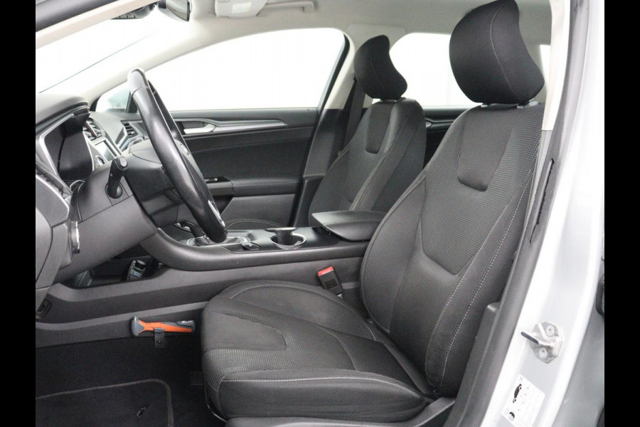 Ford Mondeo 2.0 IVCT HEV Titanium | Stoelverwarming | Carplay | Keyless | Navigatie | Verwarmde voorruit | Parkeerhulp | DAB | Climate control | Cruise control