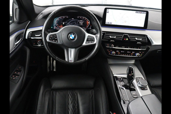 BMW 5 Serie 530d M Sport | Schuifdak | Head-Up | Nappaleder | Trekhaak | Adaptive cruise | Laserlicht | Camera | Stoelverwarming | Navigatie | 20'' | Sfeerverlichting | Park Assist | Origineel NL