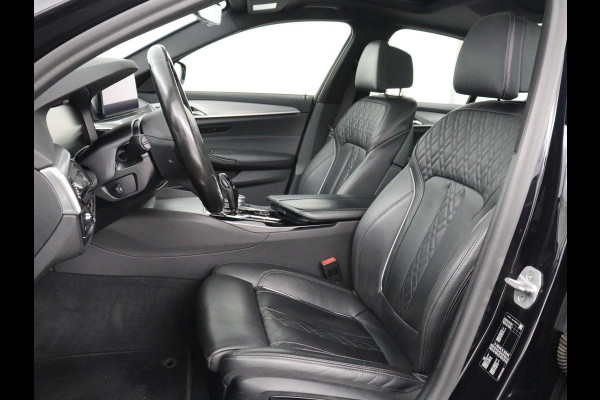 BMW 5 Serie 530d M Sport | Schuifdak | Head-Up | Nappaleder | Trekhaak | Adaptive cruise | Laserlicht | Camera | Stoelverwarming | Navigatie | 20'' | Sfeerverlichting | Park Assist | Origineel NL