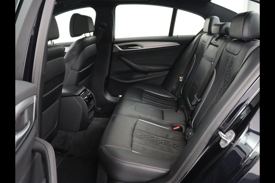 BMW 5 Serie 530d M Sport | Schuifdak | Head-Up | Nappaleder | Trekhaak | Adaptive cruise | Laserlicht | Camera | Stoelverwarming | Navigatie | 20'' | Sfeerverlichting | Park Assist | Origineel NL
