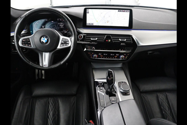 BMW 5 Serie 530d M Sport | Schuifdak | Head-Up | Nappaleder | Trekhaak | Adaptive cruise | Laserlicht | Camera | Stoelverwarming | Navigatie | 20'' | Sfeerverlichting | Park Assist | Origineel NL