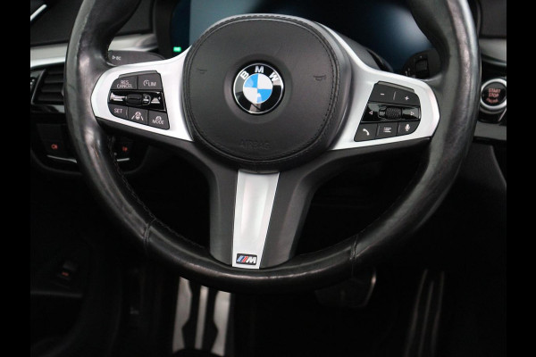 BMW 5 Serie 530d M Sport | Schuifdak | Head-Up | Nappaleder | Trekhaak | Adaptive cruise | Laserlicht | Camera | Stoelverwarming | Navigatie | 20'' | Sfeerverlichting | Park Assist | Origineel NL