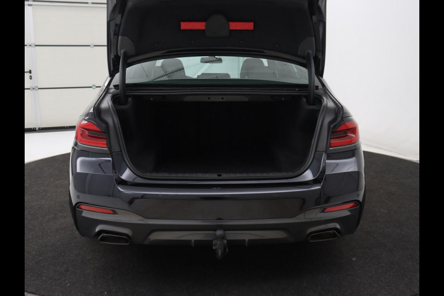 BMW 5 Serie 530d M Sport | Schuifdak | Head-Up | Nappaleder | Trekhaak | Adaptive cruise | Laserlicht | Camera | Stoelverwarming | Navigatie | 20'' | Sfeerverlichting | Park Assist | Origineel NL
