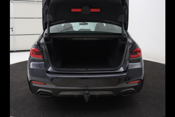 BMW 5 Serie 530d M Sport | Schuifdak | Head-Up | Nappaleder | Trekhaak | Adaptive cruise | Laserlicht | Camera | Stoelverwarming | Navigatie | 20'' | Sfeerverlichting | Park Assist | Origineel NL