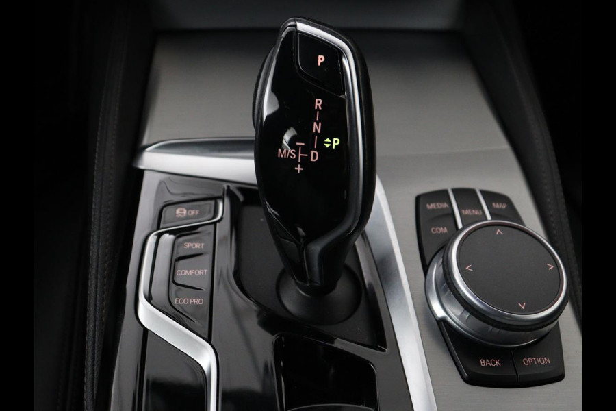 BMW 5 Serie 530d M Sport | Schuifdak | Head-Up | Nappaleder | Trekhaak | Adaptive cruise | Laserlicht | Camera | Stoelverwarming | Navigatie | 20'' | Sfeerverlichting | Park Assist | Origineel NL