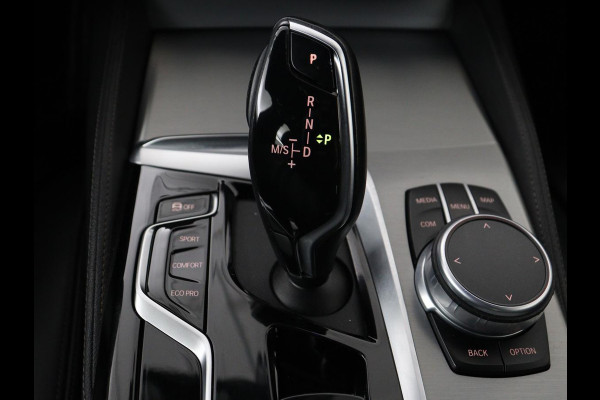 BMW 5 Serie 530d M Sport | Schuifdak | Head-Up | Nappaleder | Trekhaak | Adaptive cruise | Laserlicht | Camera | Stoelverwarming | Navigatie | 20'' | Sfeerverlichting | Park Assist | Origineel NL