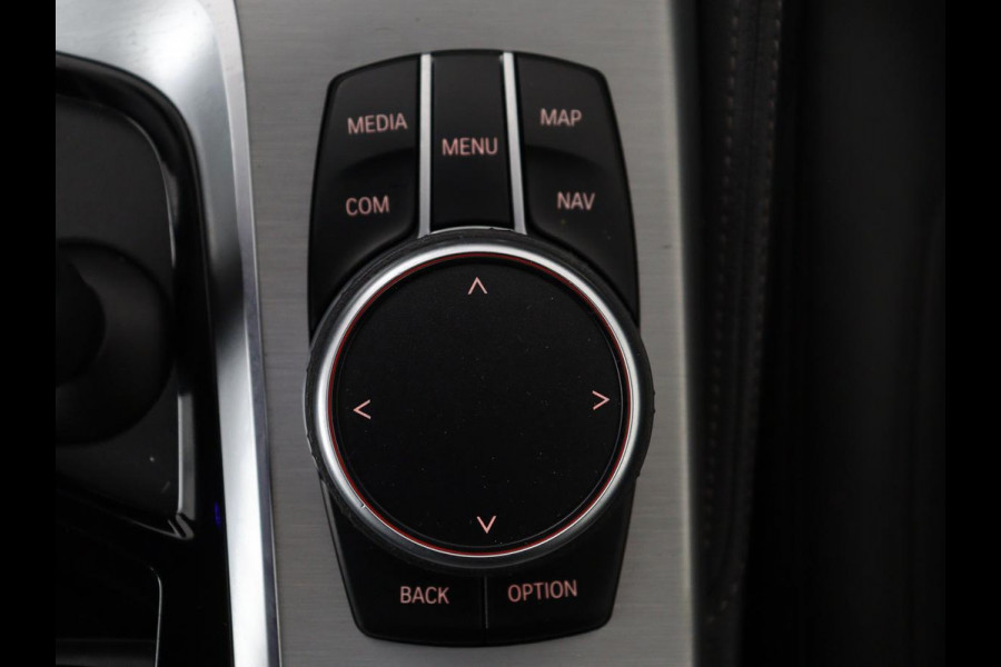 BMW 5 Serie 530d M Sport | Schuifdak | Head-Up | Nappaleder | Trekhaak | Adaptive cruise | Laserlicht | Camera | Stoelverwarming | Navigatie | 20'' | Sfeerverlichting | Park Assist | Origineel NL