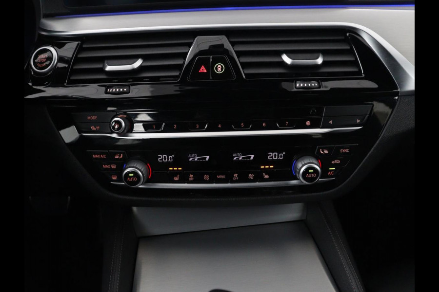 BMW 5 Serie 530d M Sport | Schuifdak | Head-Up | Nappaleder | Trekhaak | Adaptive cruise | Laserlicht | Camera | Stoelverwarming | Navigatie | 20'' | Sfeerverlichting | Park Assist | Origineel NL