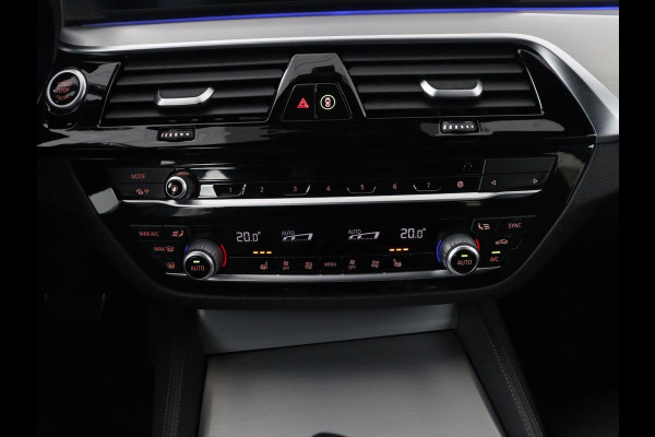 BMW 5 Serie 530d M Sport | Schuifdak | Head-Up | Nappaleder | Trekhaak | Adaptive cruise | Laserlicht | Camera | Stoelverwarming | Navigatie | 20'' | Sfeerverlichting | Park Assist | Origineel NL