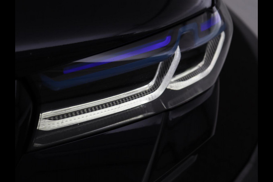 BMW 5 Serie 530d M Sport | Schuifdak | Head-Up | Nappaleder | Trekhaak | Adaptive cruise | Laserlicht | Camera | Stoelverwarming | Navigatie | 20'' | Sfeerverlichting | Park Assist | Origineel NL
