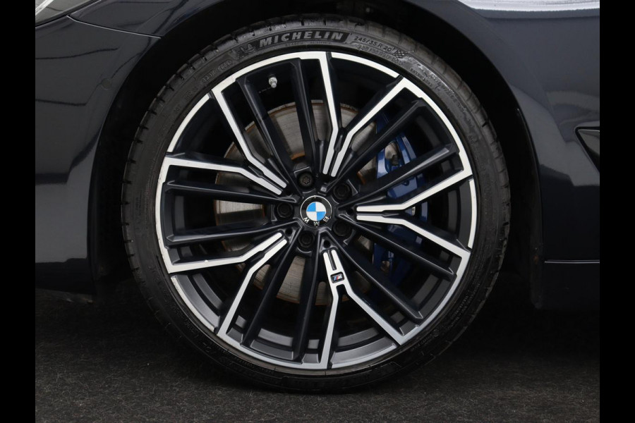 BMW 5 Serie 530d M Sport | Schuifdak | Head-Up | Nappaleder | Trekhaak | Adaptive cruise | Laserlicht | Camera | Stoelverwarming | Navigatie | 20'' | Sfeerverlichting | Park Assist | Origineel NL