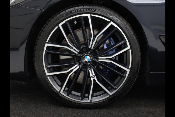 BMW 5 Serie 530d M Sport | Schuifdak | Head-Up | Nappaleder | Trekhaak | Adaptive cruise | Laserlicht | Camera | Stoelverwarming | Navigatie | 20'' | Sfeerverlichting | Park Assist | Origineel NL