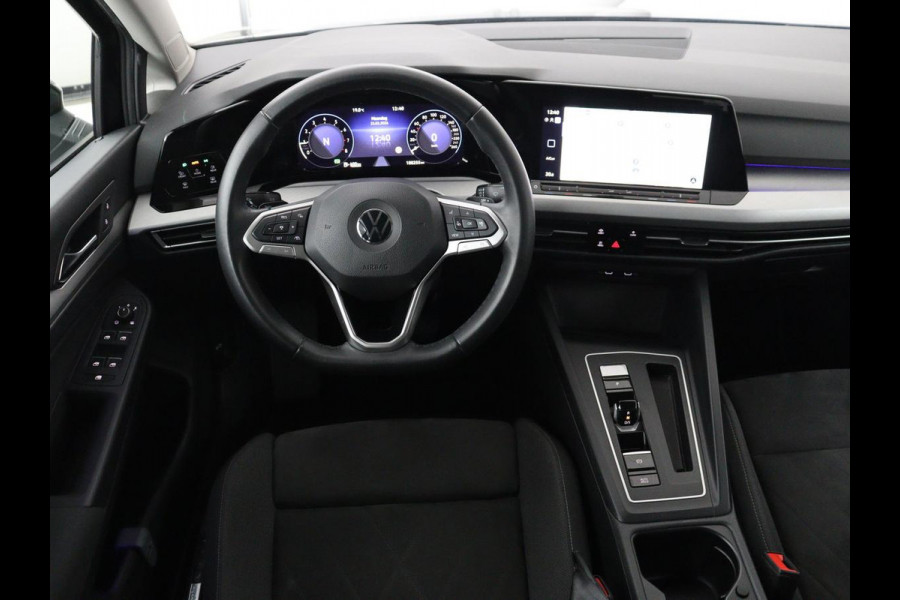 Volkswagen Golf 1.0 eTSI Life | Camera | Massage | Carplay | Adaptive cruise | Memory | Navigatie | Sfeerverlichting | Side Assist | File Assistent | Climate control | Park Assist | Getint glas