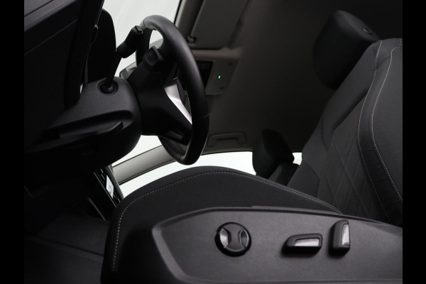 Volkswagen Golf 1.0 eTSI Life | Camera | Massage | Carplay | Adaptive cruise | Memory | Navigatie | Sfeerverlichting | Side Assist | File Assistent | Climate control | Park Assist | Getint glas