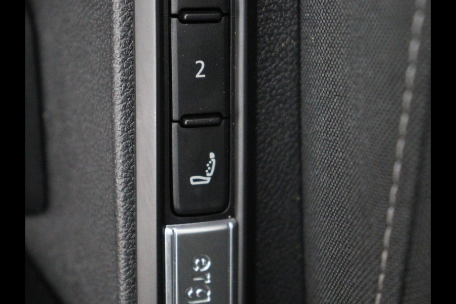 Volkswagen Golf 1.0 eTSI Life | Camera | Massage | Carplay | Adaptive cruise | Memory | Navigatie | Sfeerverlichting | Side Assist | File Assistent | Climate control | Park Assist | Getint glas