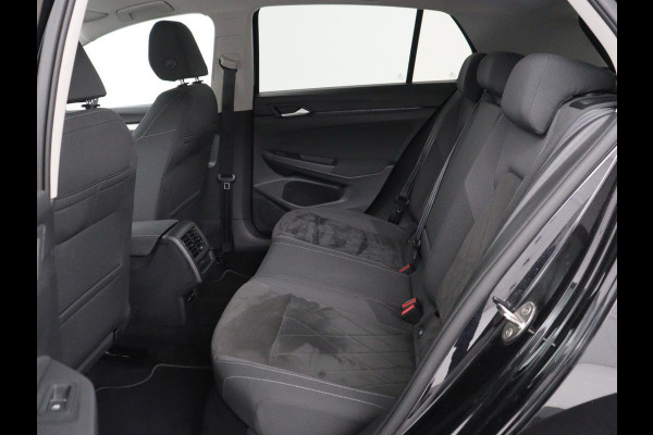 Volkswagen Golf 1.0 eTSI Life | Camera | Massage | Carplay | Adaptive cruise | Memory | Navigatie | Sfeerverlichting | Side Assist | File Assistent | Climate control | Park Assist | Getint glas