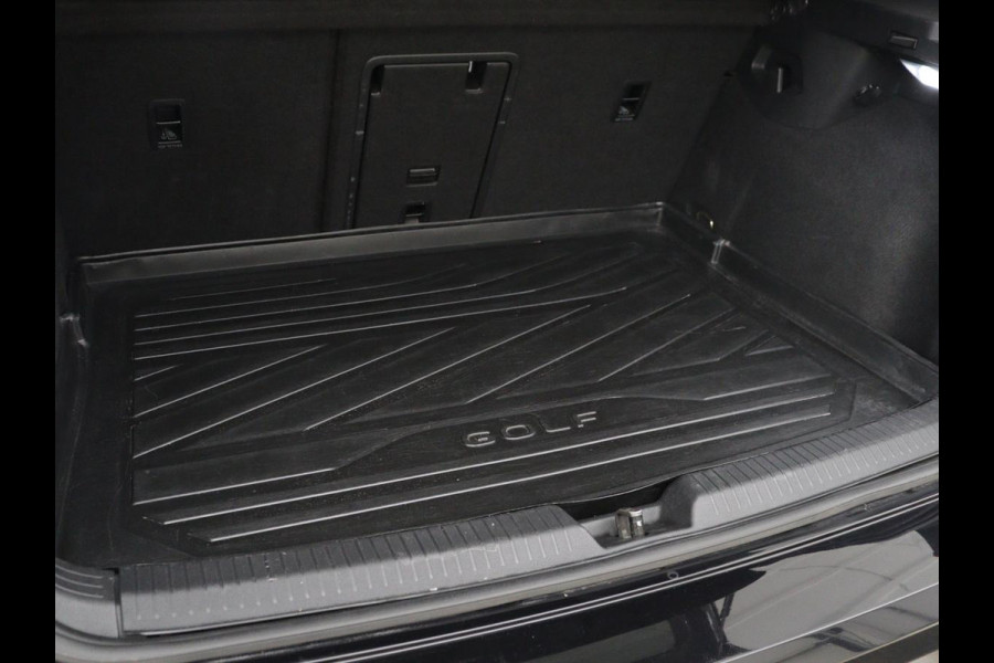 Volkswagen Golf 1.0 eTSI Life | Camera | Massage | Carplay | Adaptive cruise | Memory | Navigatie | Sfeerverlichting | Side Assist | File Assistent | Climate control | Park Assist | Getint glas