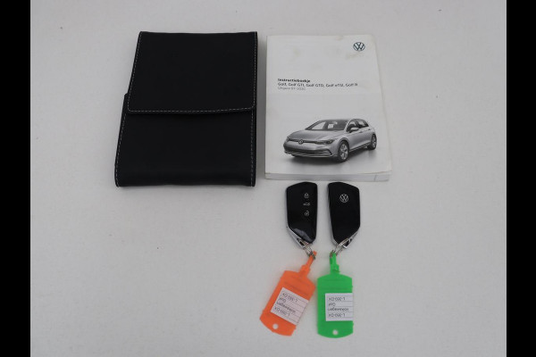 Volkswagen Golf 1.0 eTSI Life | Camera | Massage | Carplay | Adaptive cruise | Memory | Navigatie | Sfeerverlichting | Side Assist | File Assistent | Climate control | Park Assist | Getint glas