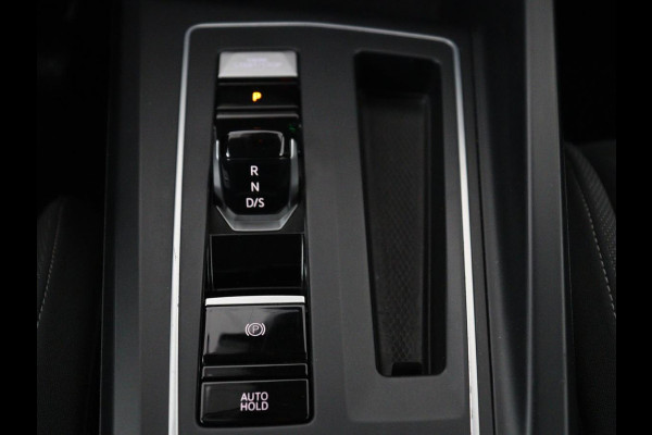 Volkswagen Golf 1.0 eTSI Life | Camera | Massage | Carplay | Adaptive cruise | Memory | Navigatie | Sfeerverlichting | Side Assist | File Assistent | Climate control | Park Assist | Getint glas