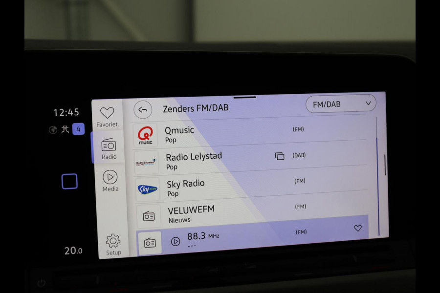 Volkswagen Golf 1.0 eTSI Life | Camera | Massage | Carplay | Adaptive cruise | Memory | Navigatie | Sfeerverlichting | Side Assist | File Assistent | Climate control | Park Assist | Getint glas