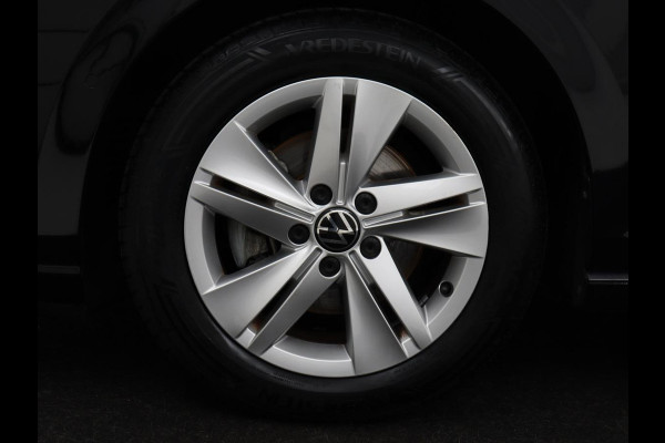 Volkswagen Golf 1.0 eTSI Life | Camera | Massage | Carplay | Adaptive cruise | Memory | Navigatie | Sfeerverlichting | Side Assist | File Assistent | Climate control | Park Assist | Getint glas