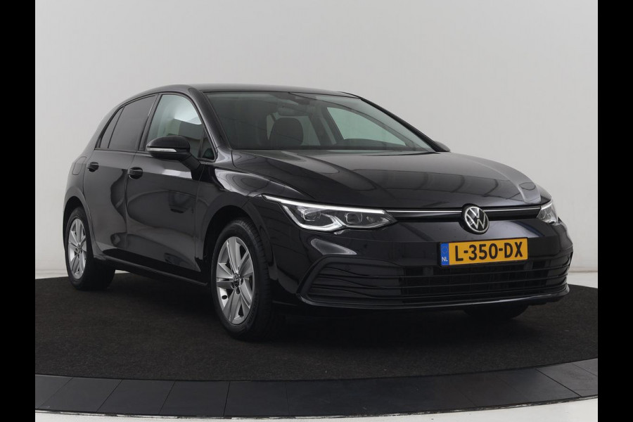 Volkswagen Golf 1.0 eTSI Life | Camera | Massage | Carplay | Adaptive cruise | Memory | Navigatie | Sfeerverlichting | Side Assist | File Assistent | Climate control | Park Assist | Getint glas