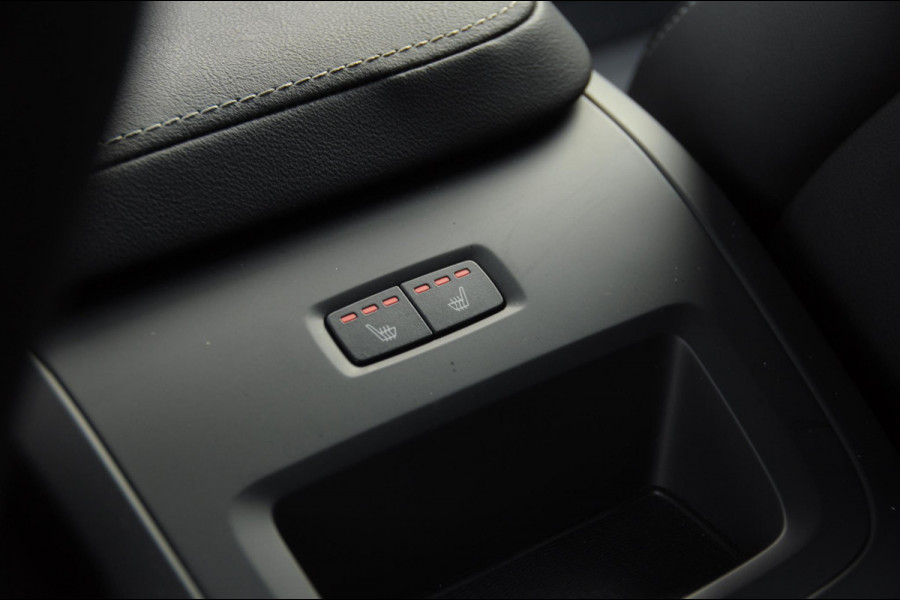 Volvo XC60 T6 350PK Automaat AWD Plus Black Edition / Trekhaak / Panoramadak / BLIS / Adaptieve cruise control / Keyless entry / Stoel - en stuurwielverwarming / elektrische stoelen met geheugen / Parkeersensoren met 360 camera / Elektrische achterklep