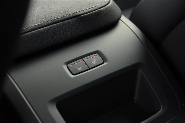 Volvo XC60 T6 350PK Automaat AWD Plus Black Edition / Trekhaak / Panoramadak / BLIS / Adaptieve cruise control / Keyless entry / Stoel - en stuurwielverwarming / elektrische stoelen met geheugen / Parkeersensoren met 360 camera / Elektrische achterklep